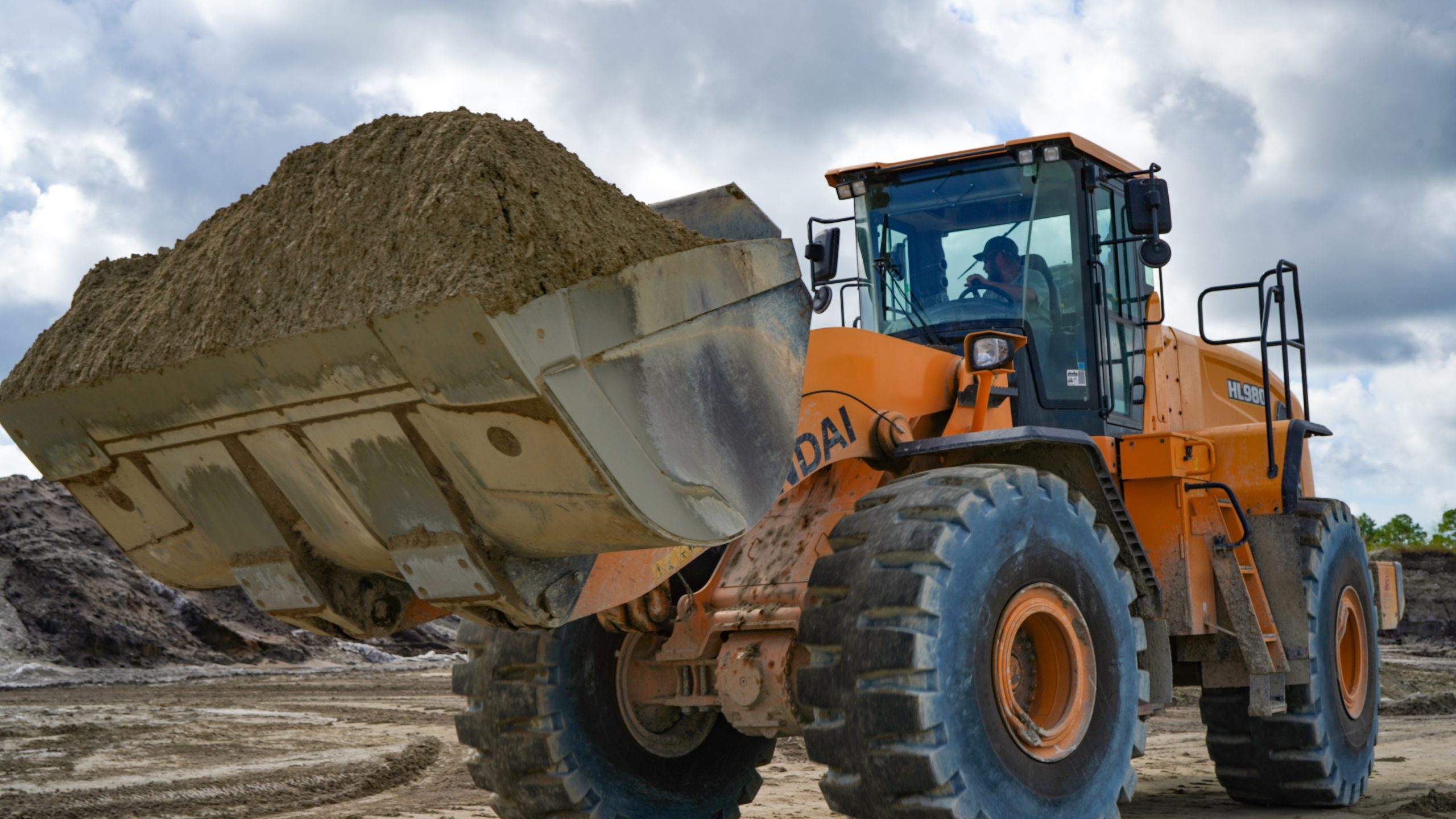 Why the HL980 Hyundai Wheel Loader with Deep Tread Rock Tires Is Perfect for Shell Mining thumbnail